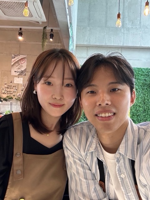 김연우와 서정현이 카페에서 나란히 앉아 웃고 있는 사진